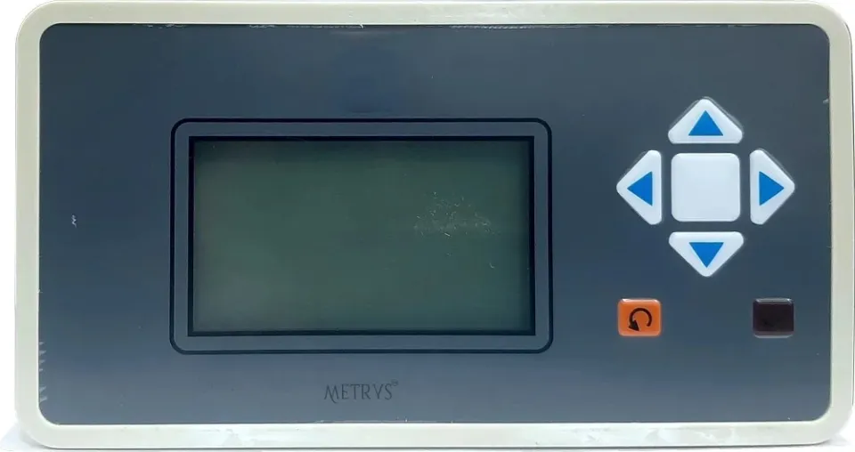 A Metrys flow totaliser and batch controller seen from the front, with a dark grey panel, an LCD and a blue arrow keypad.