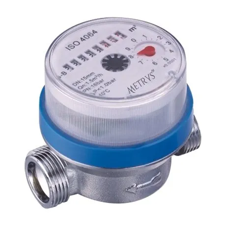 A Metrys short-body single-jet water meter seen from the front, with the dial under a clear cover, a light blue ring and a silver body with a cast flow arrow.